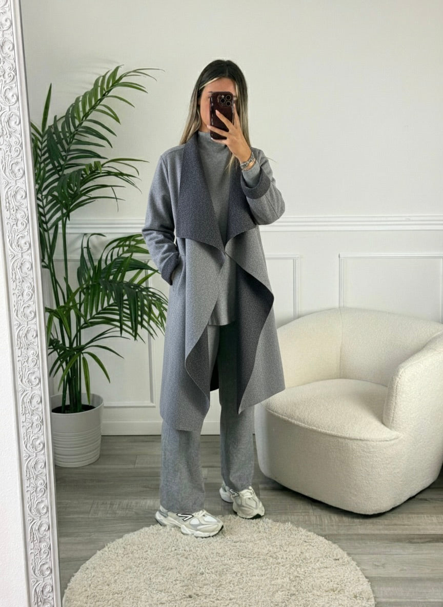 Cappotto con revers a cascata e maniche con risvolto