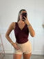 Body sgambato con scollo a goccia e charm metallico dorato - Follie by Alice