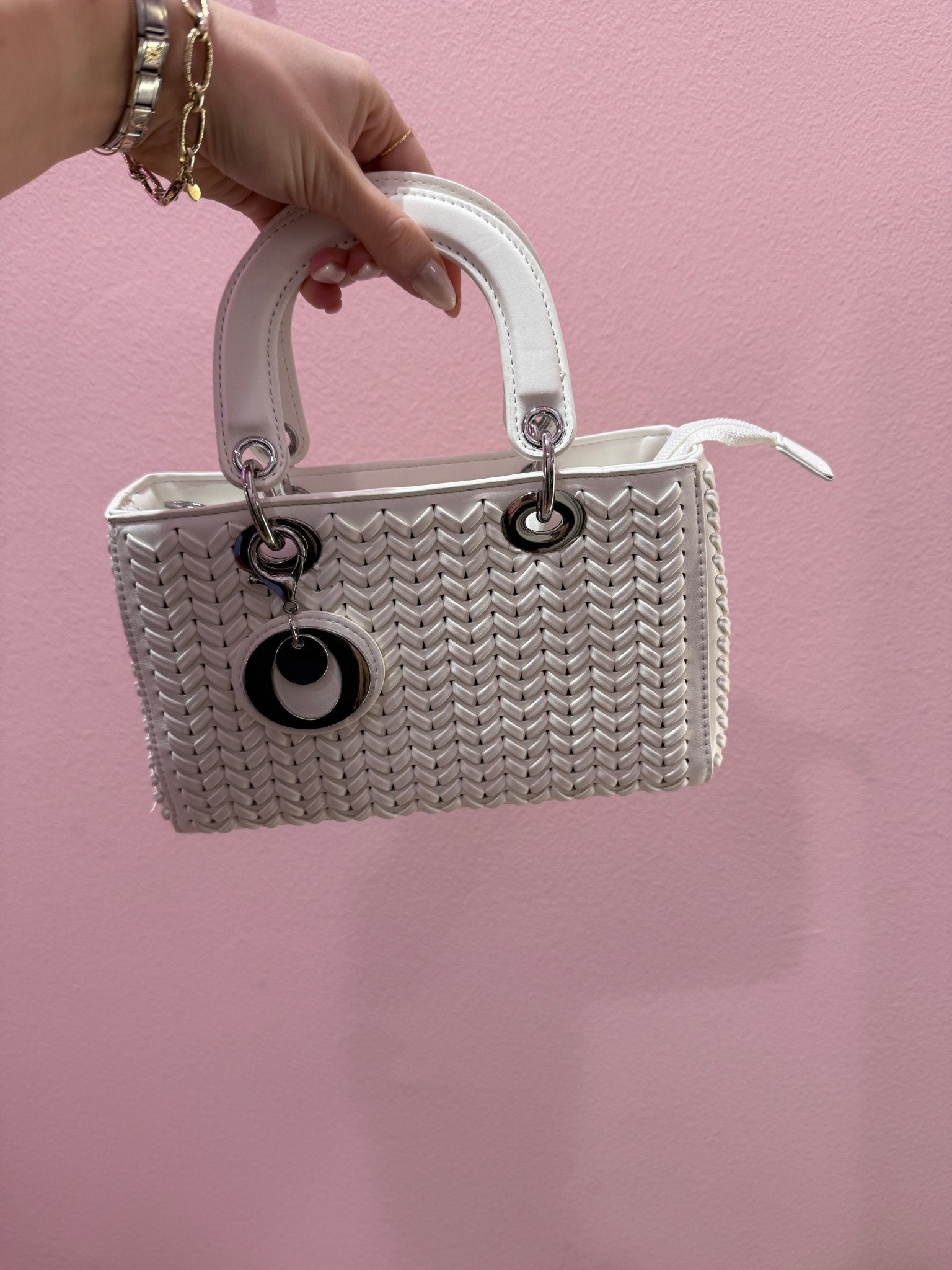 Borsa a mano bianca effetto intrecciato con pendaglio - Follie by Alice