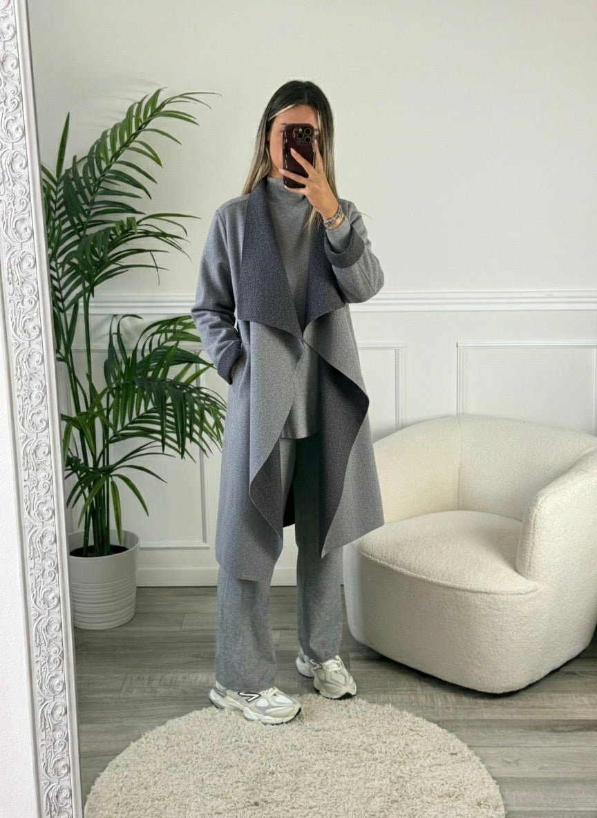 Cappotto con revers a cascata e maniche con risvolto