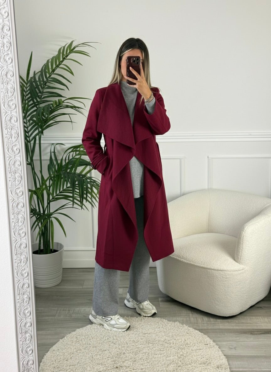 Cappotto con revers a cascata e maniche con risvolto