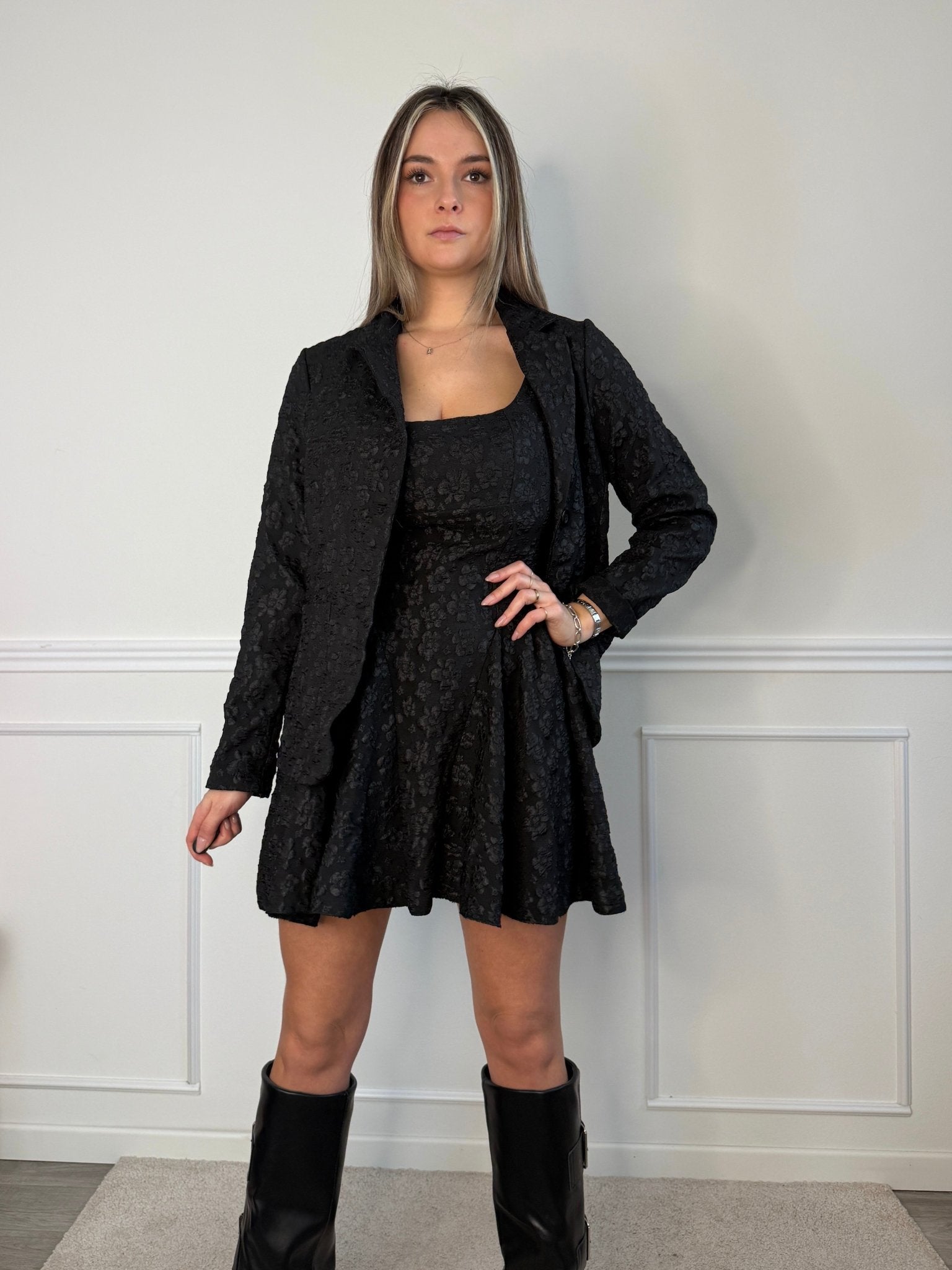 Giacca blazer con tasche e fiori ricamati - Follie by Alice