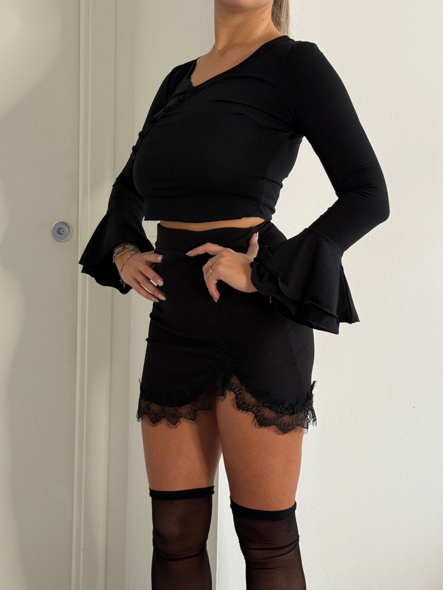 Maglia con maniche lunghe a campana e chiusura asimmetrica con bottoncini - Follie by Alice