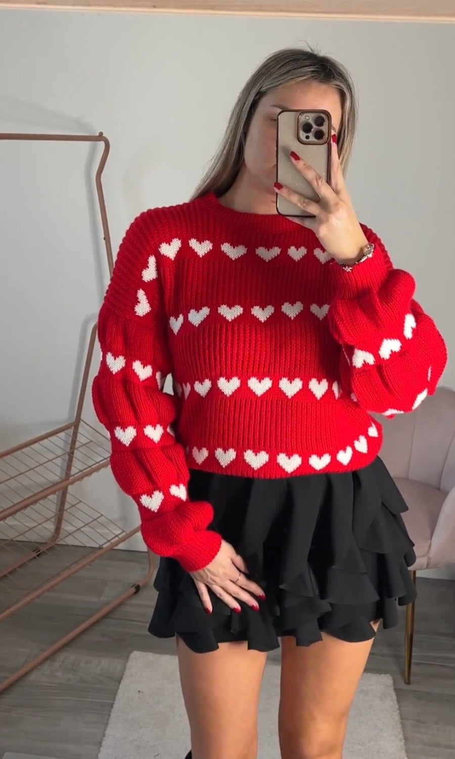 Maglione oversize rosso con cuoricini bianchi