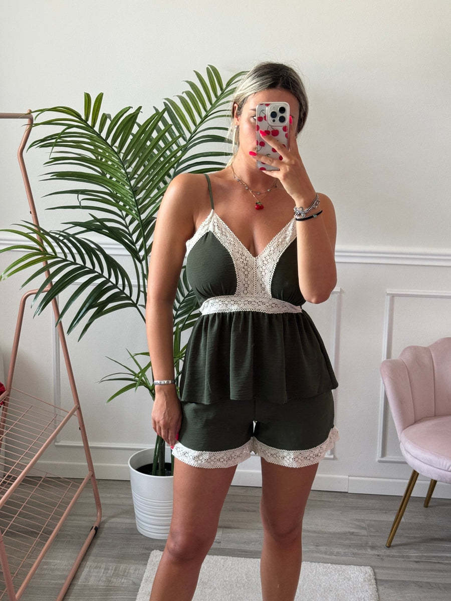 Shorts con ricami all'uncinetto