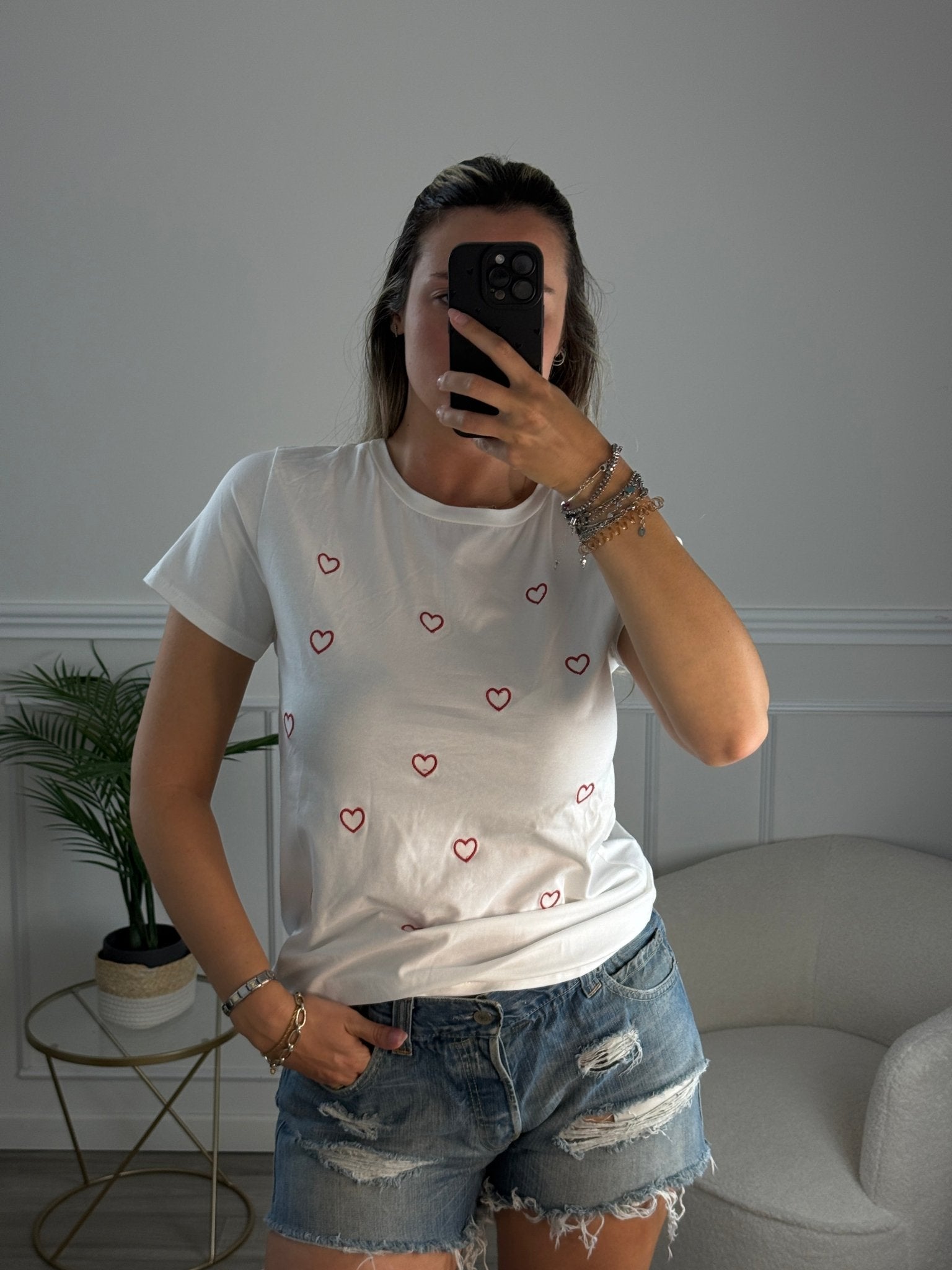 T-shirt bianca con cuoricini ricamati - Follie by Alice