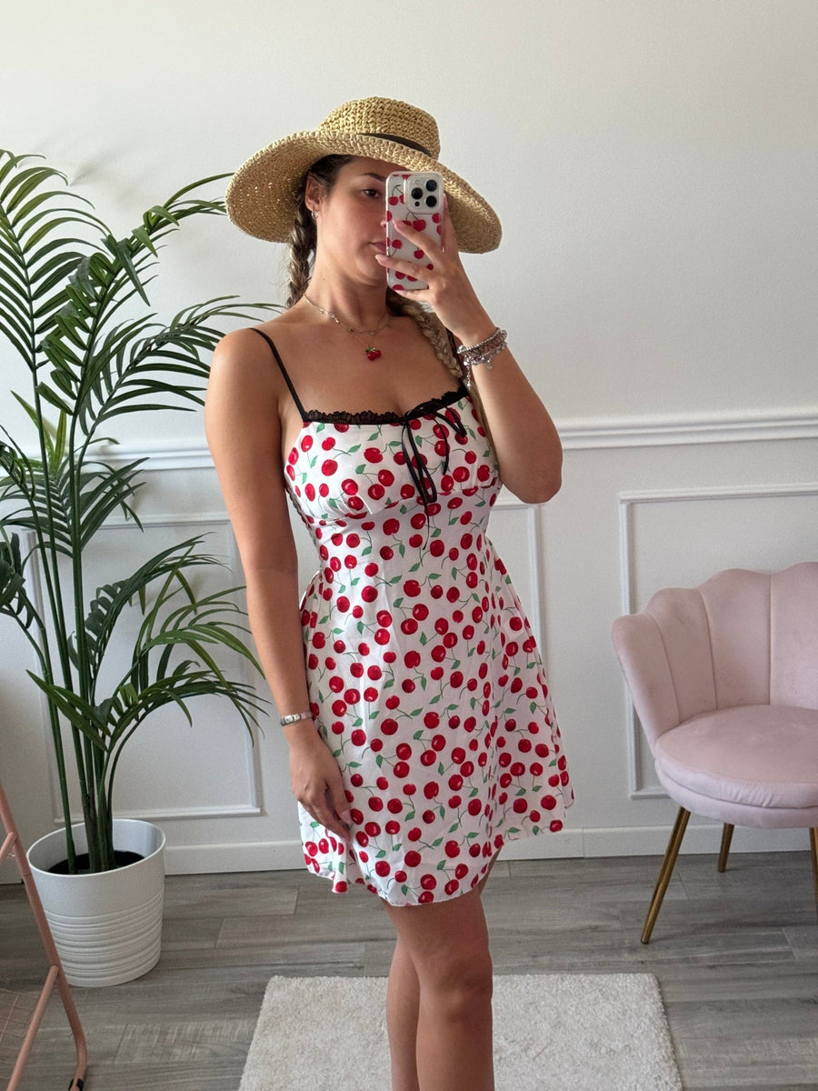 Vestitino con ciliegie, orli ricamati e fiocchetto – alternate