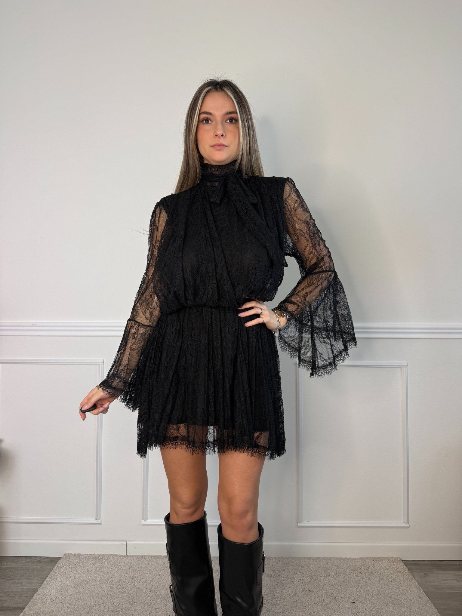 Vestitino in pizzo con maniche a campana e schiena scoperta - Follie by Alice