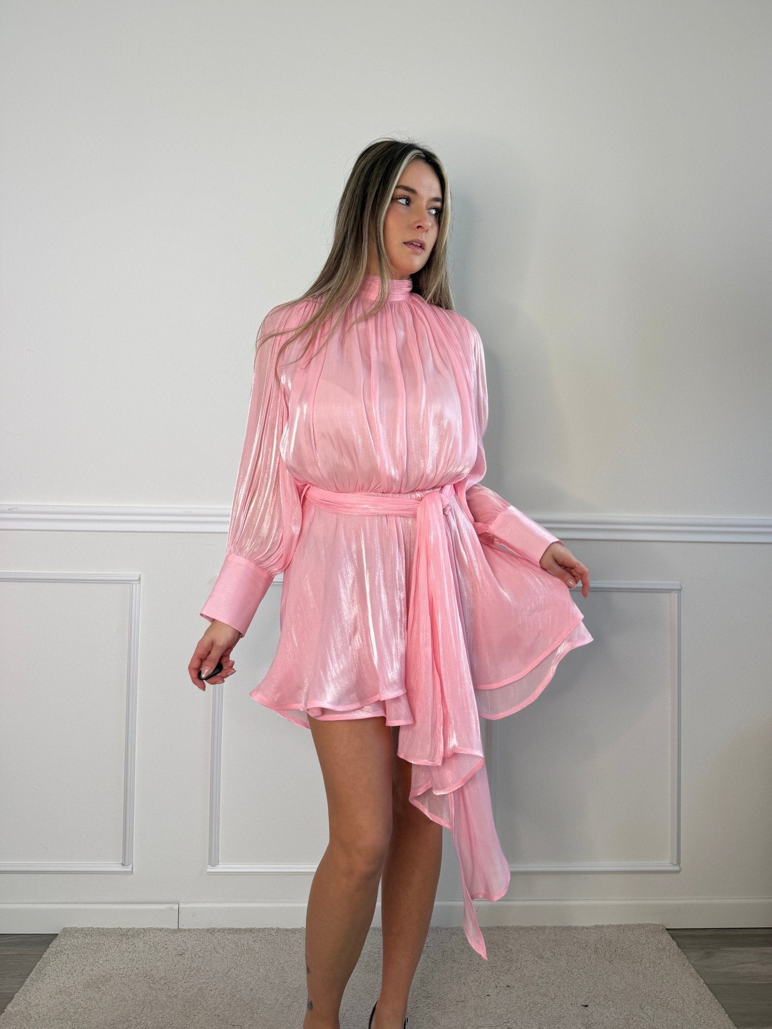 Vestitino metallizzato con fusciacca, maniche a palloncino e fascia choker - Follie by Alice