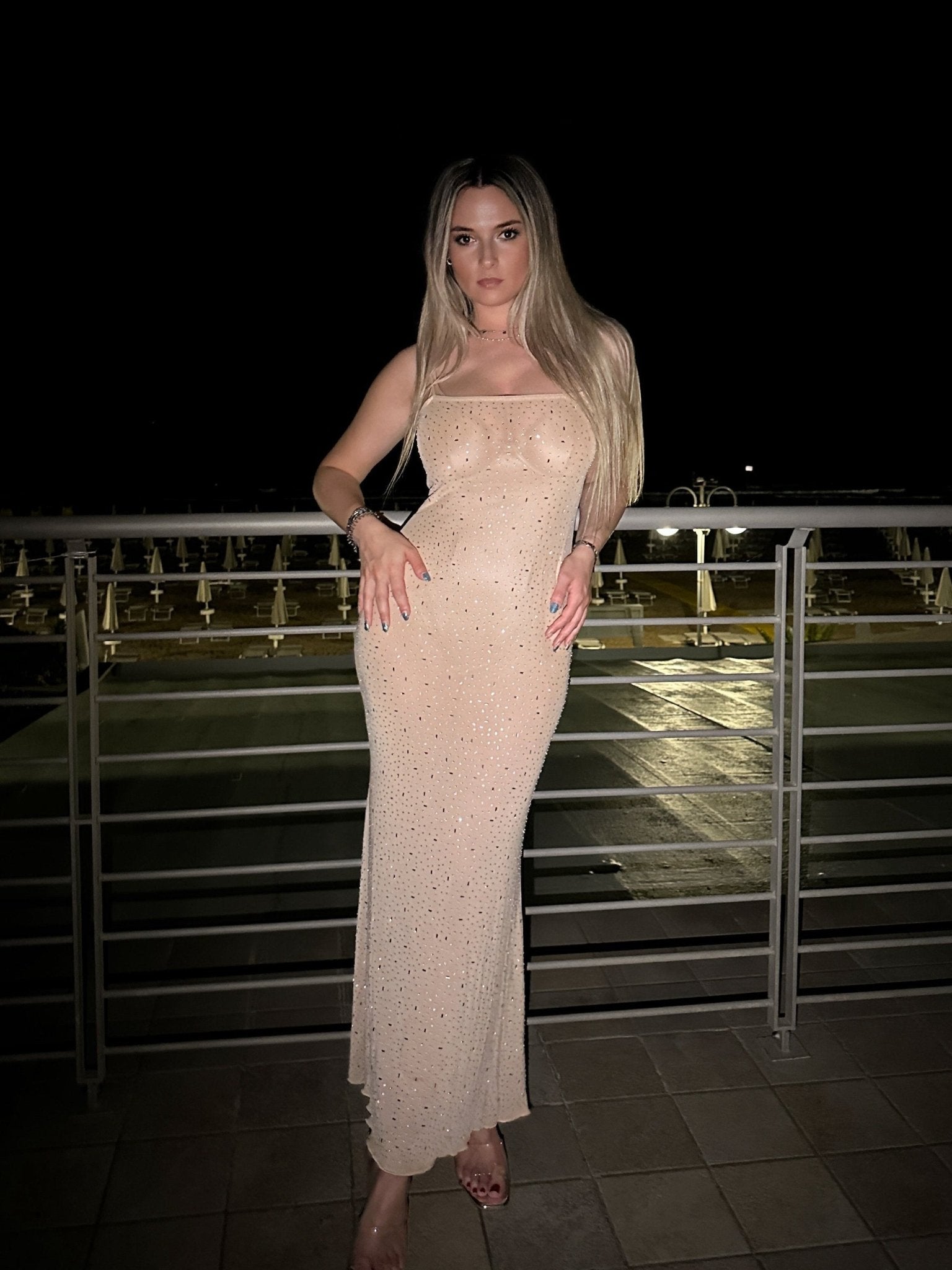 Vestito lungo beige velato con con strass gioiello - Follie by Alice