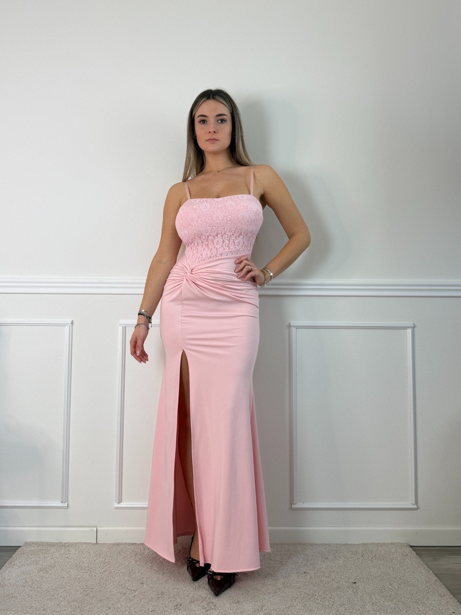 Vestito lungo con corpetto bustier in pizzo, drappeggio twist e spacco profondo - Follie by Alice