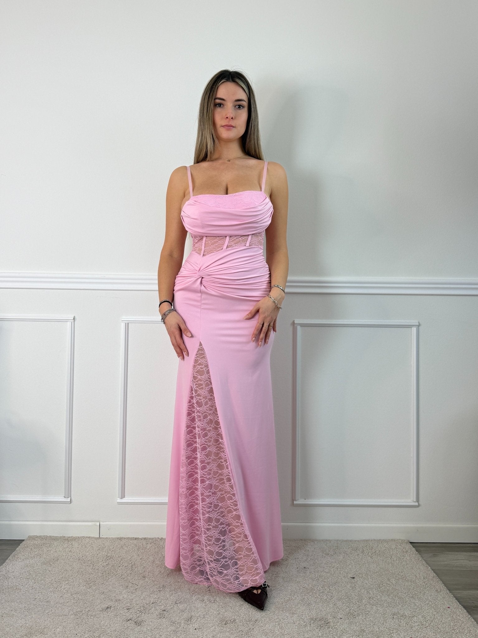 Vestito lungo con corpetto bustier in pizzo, scollatura a barchetta e drappeggio twist - Follie by Alice