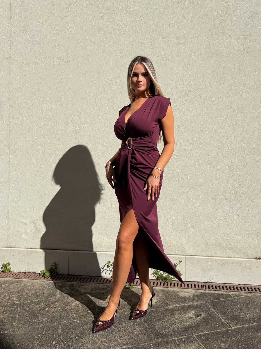 Vestito lungo drappeggiato in raso con scollo profondo a V, morsetto dorato e spacco