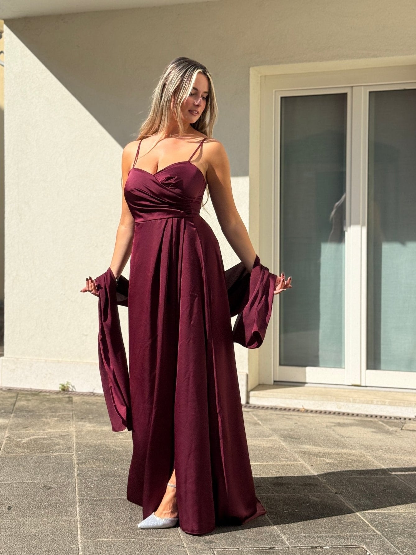 Vestito lungo in raso con corpetto drappeggiato effetto sweetheart e spacco profondo - Follie by Alice