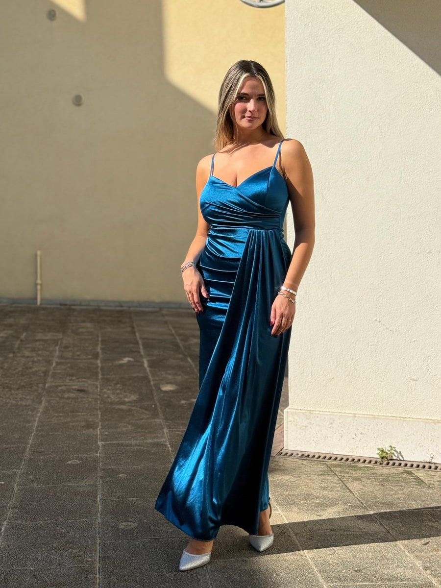 Vestito lungo in raso con drappeggio e spacco
