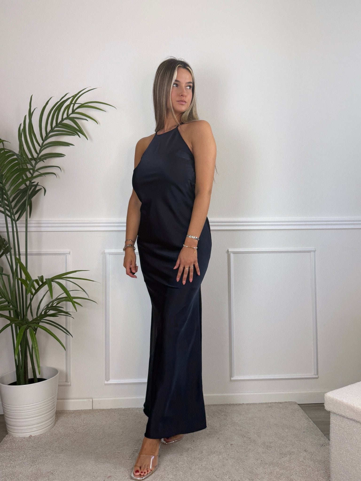 Vestito lungo in raso con schiena scoperta con gioiello di strass REFLECT - Follie by Alice