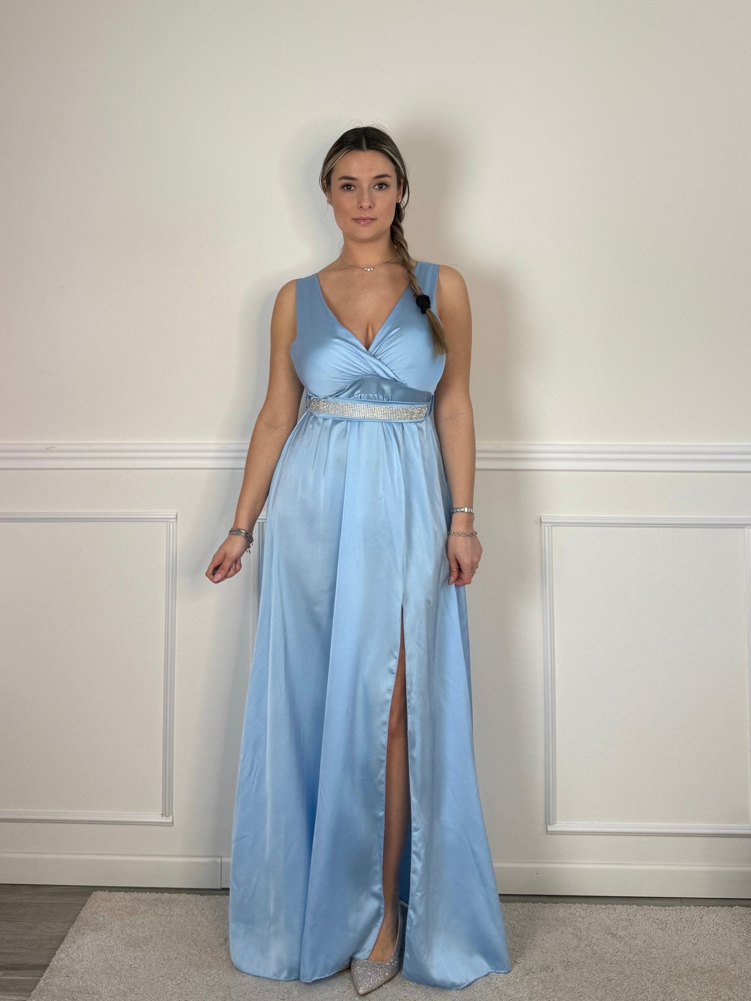 Vestito lungo in raso con scollo a V e cintura con strass - Follie by Alice