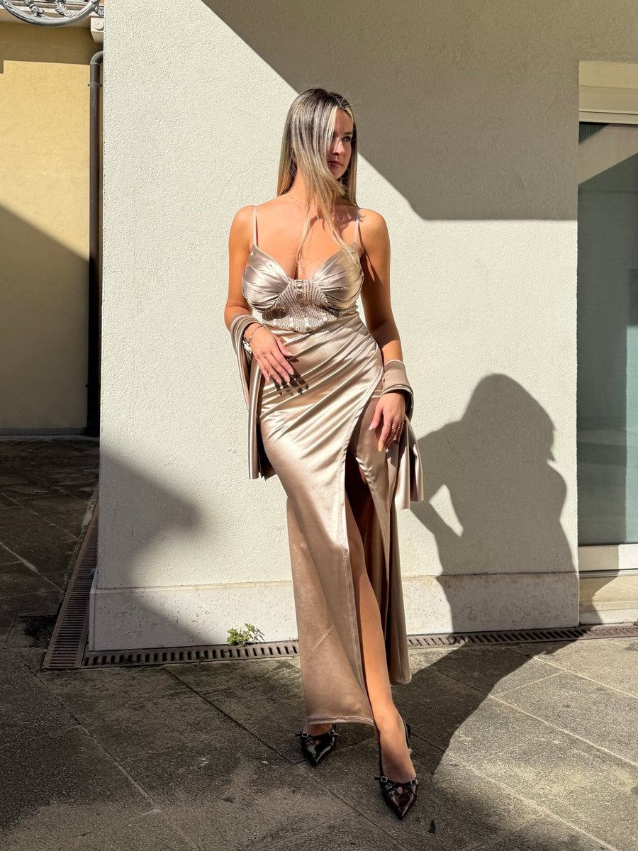 Vestito lungo in raso con top a corsetto con paillettes, drappeggio e spacco profondo