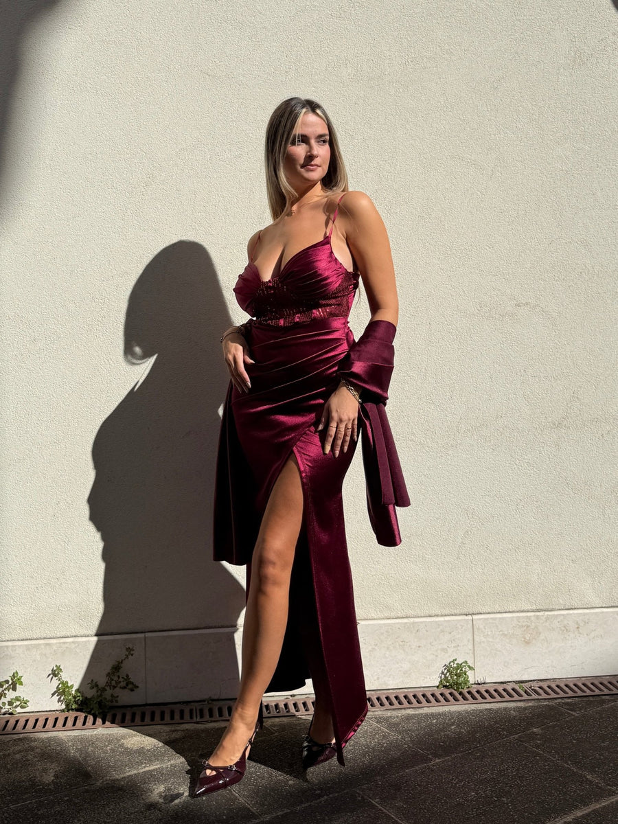 Vestito lungo in raso con top a corsetto con paillettes, drappeggio e spacco profondo