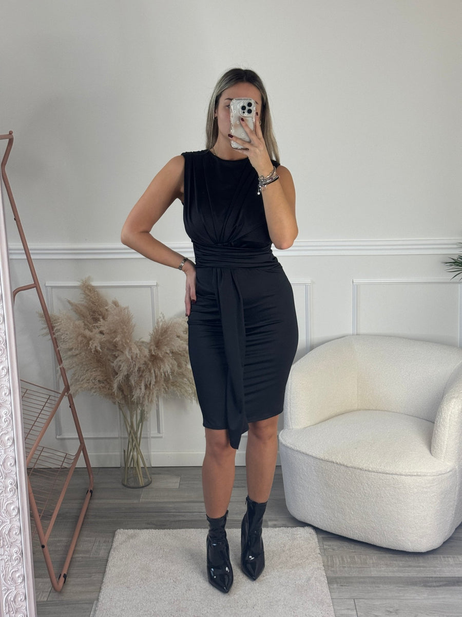 Vestito lungo smanicato in raso con drappeggio – alternate