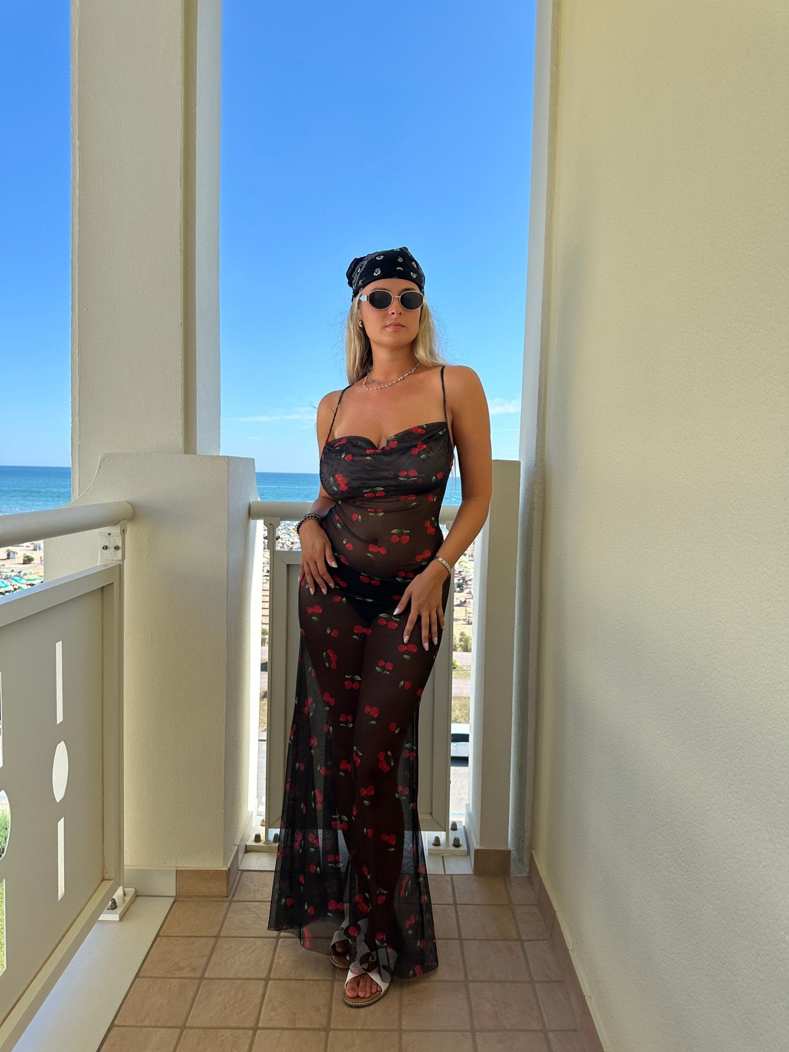 Vestito lungo velato con ciliegie, schiena scoperta e laccetti - Follie by Alice