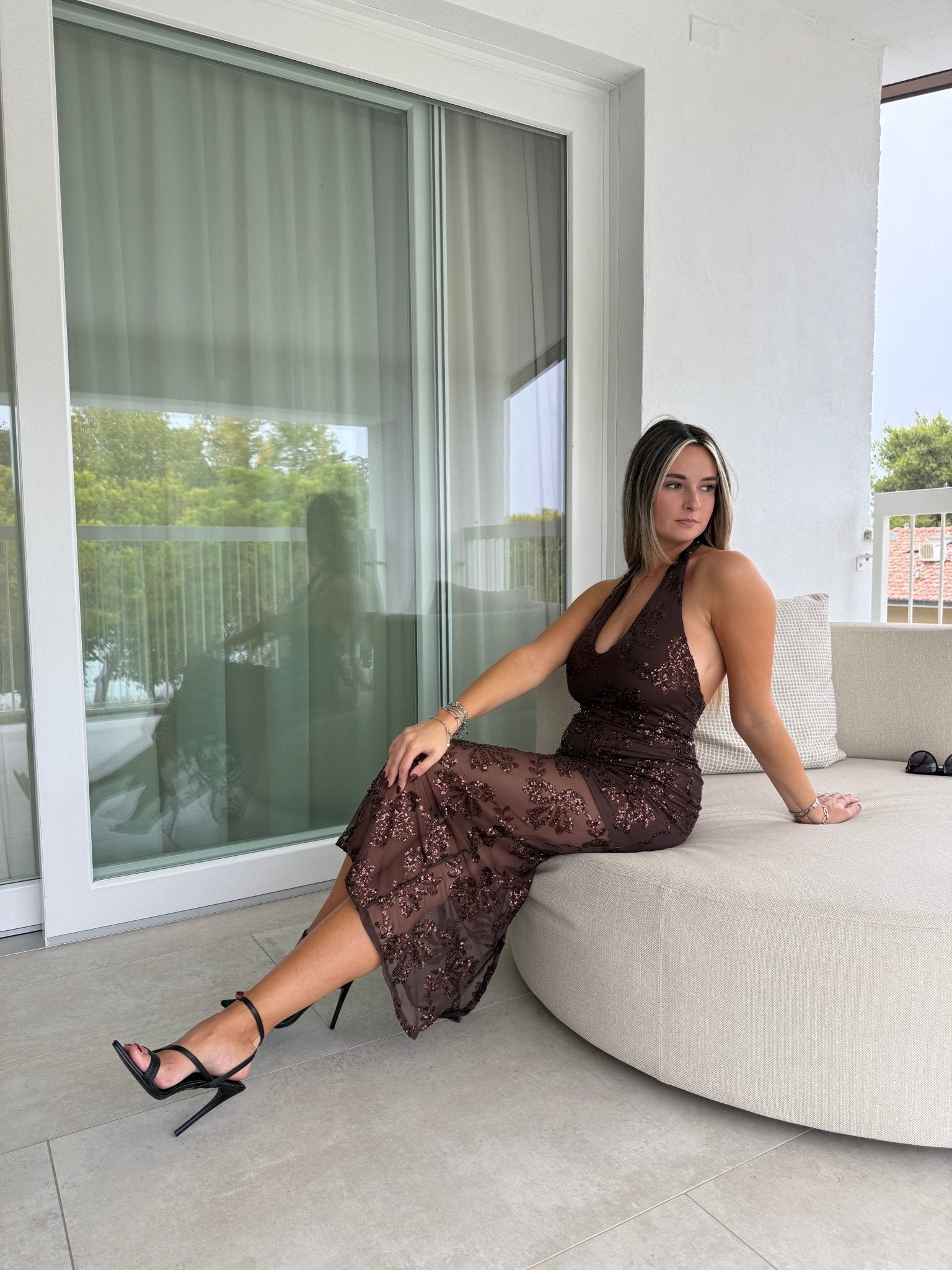 Vestito lungo velato con paillettes floreali, scollo all'americana e schiena scoperta - Follie by Alice