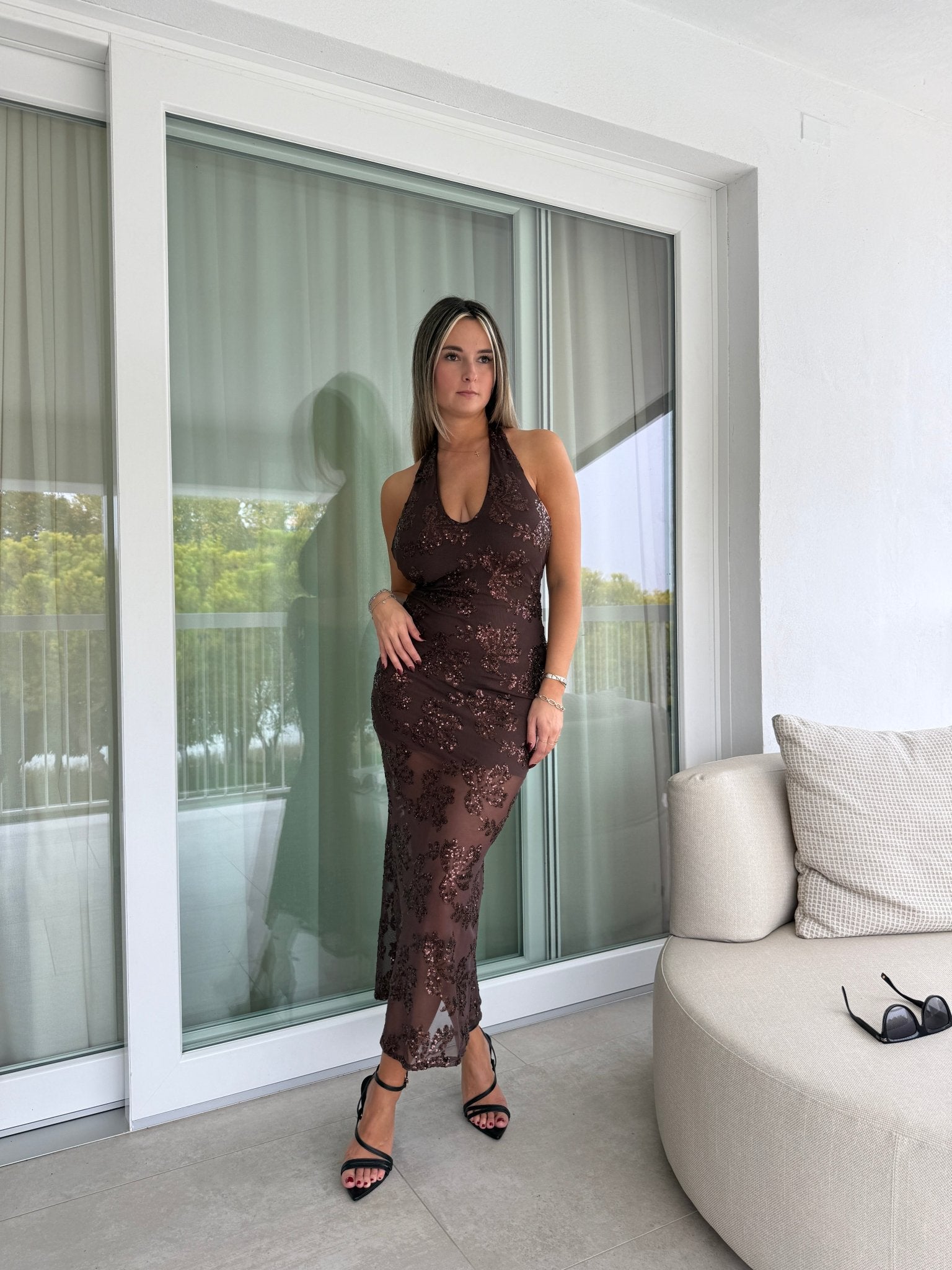 Vestito lungo velato con paillettes floreali, scollo all'americana e schiena scoperta - Follie by Alice