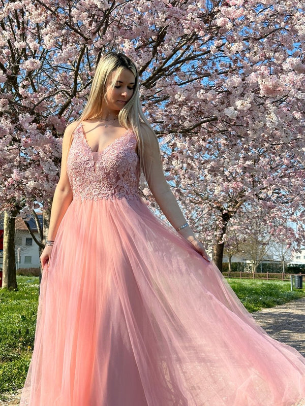 Abito rosa con gonna in tulle, ricami in pizzo e perline