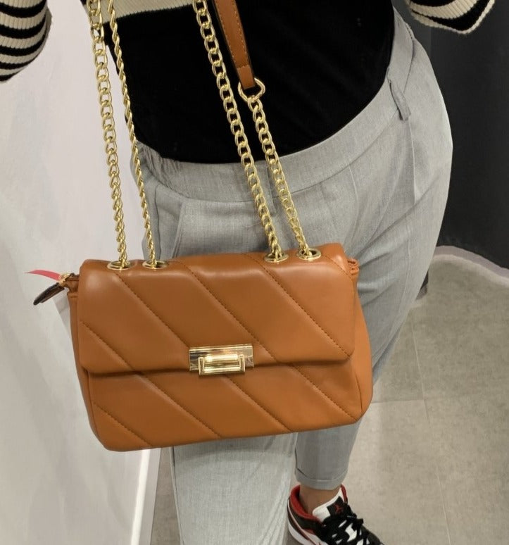 Borsa a tracolla marrone trapuntata con tracolla a catena