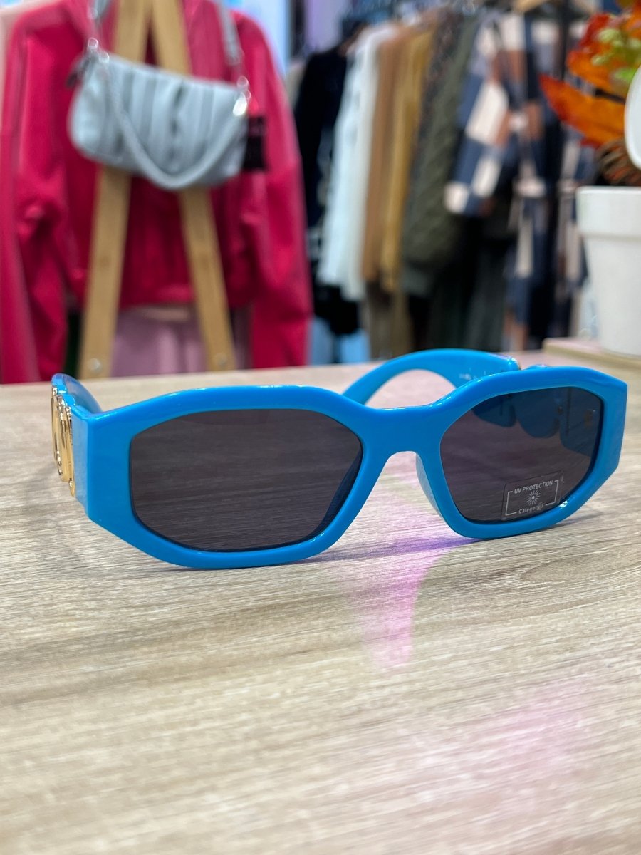 Occhiali da sole azzurri influencer