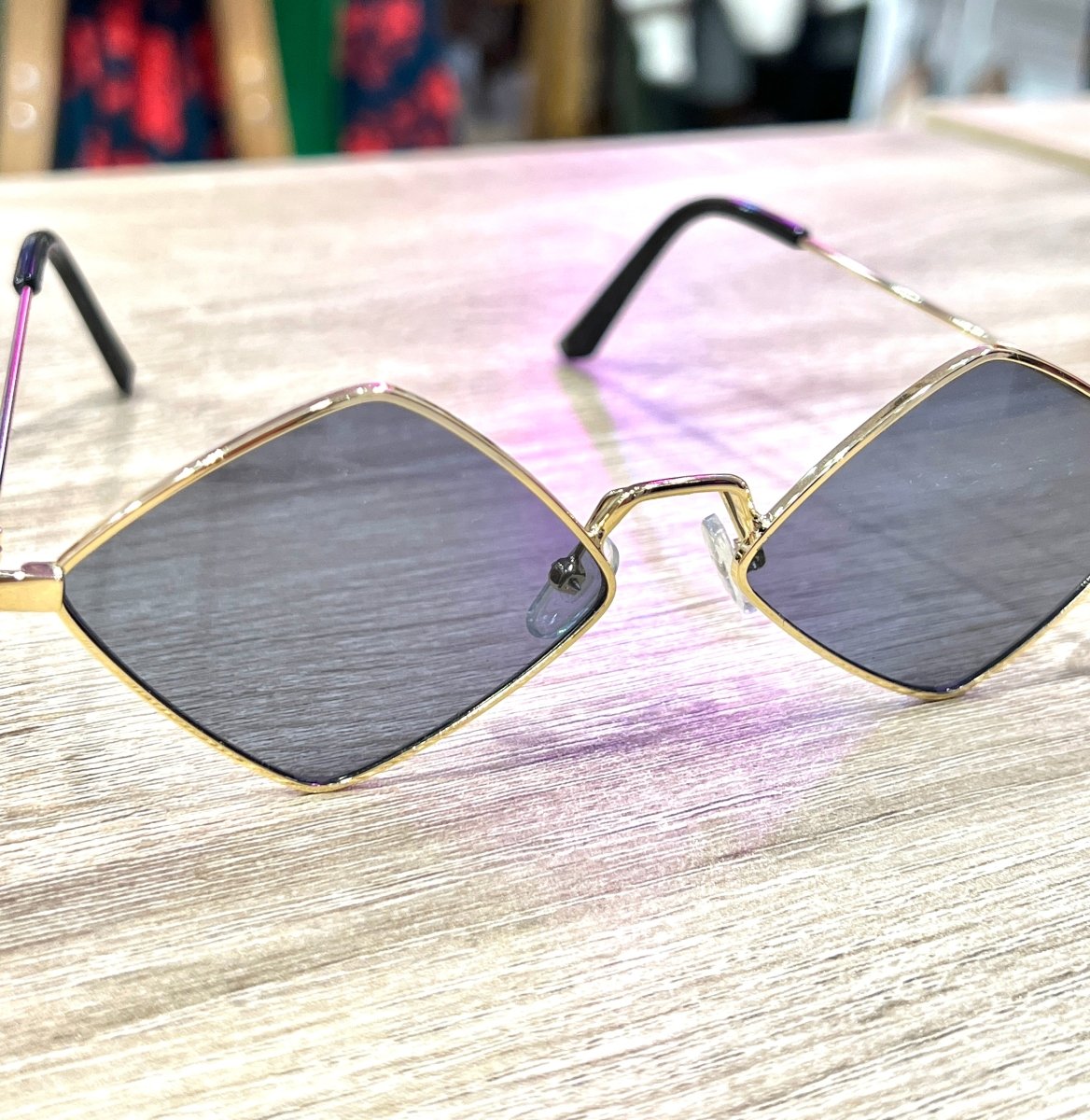 Occhiali da sole neri a rombo con cornice oro - Follie by Alice