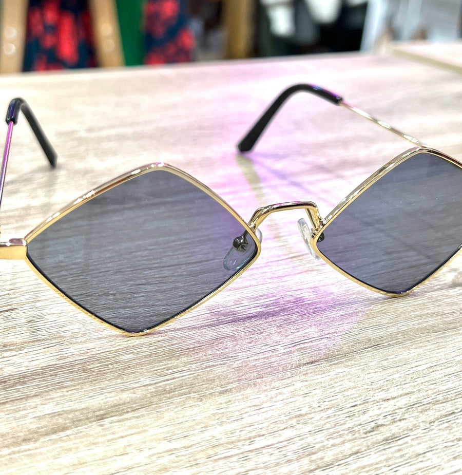 Occhiali da sole neri a rombo con cornice oro