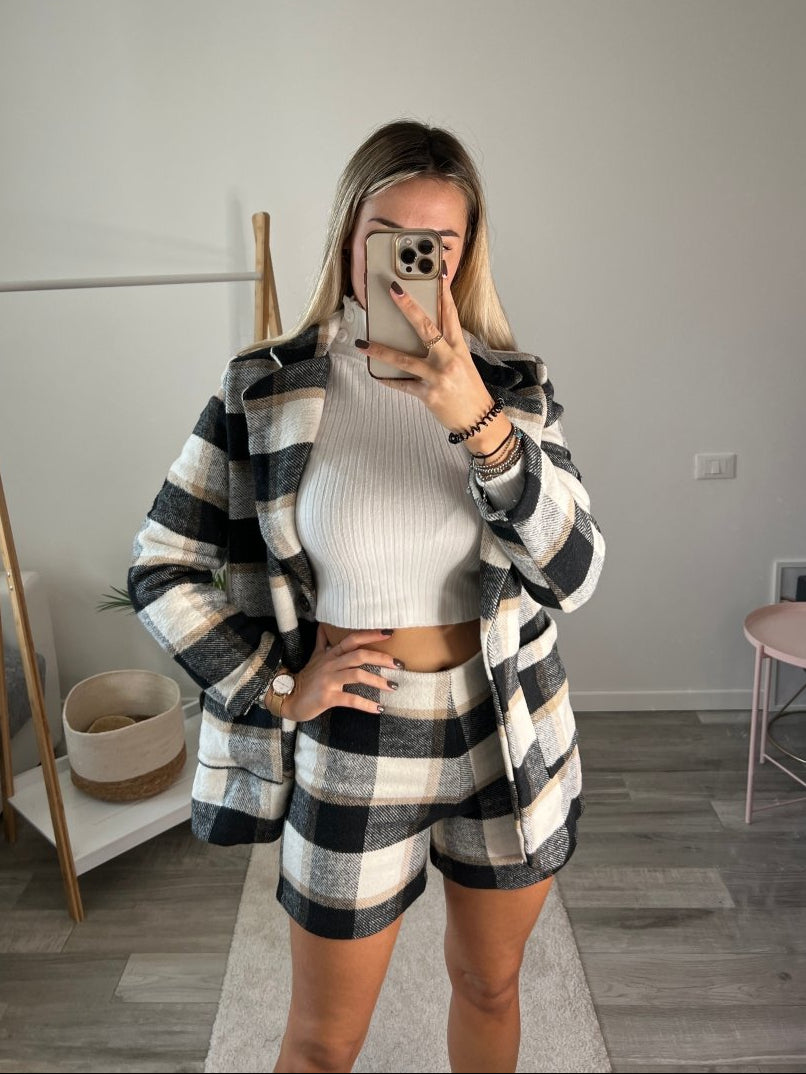 Shorts bianchi e neri a quadri