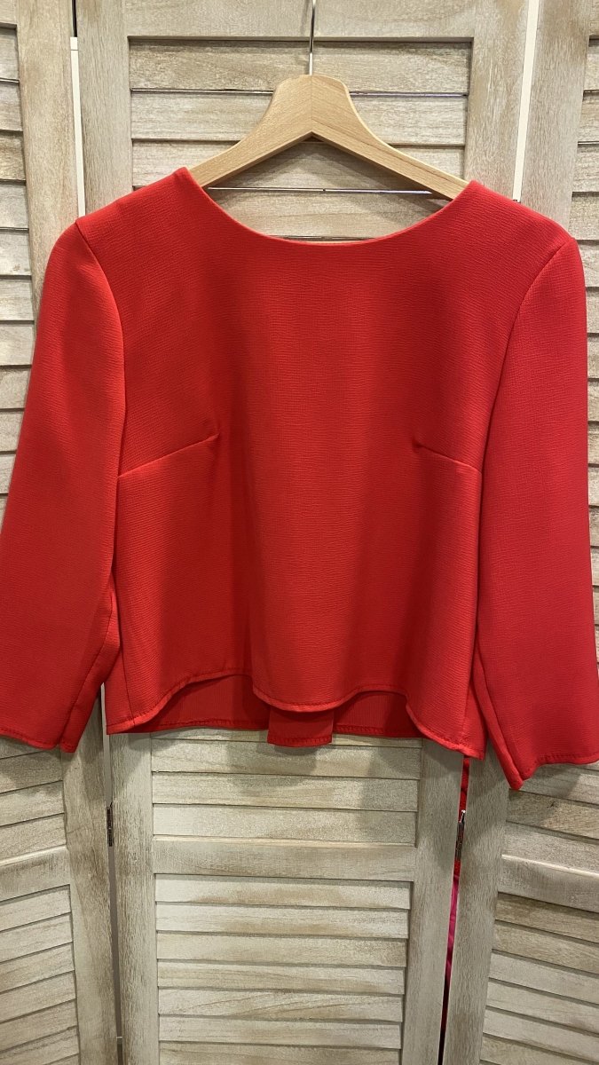 Top corto rosso con cuciture