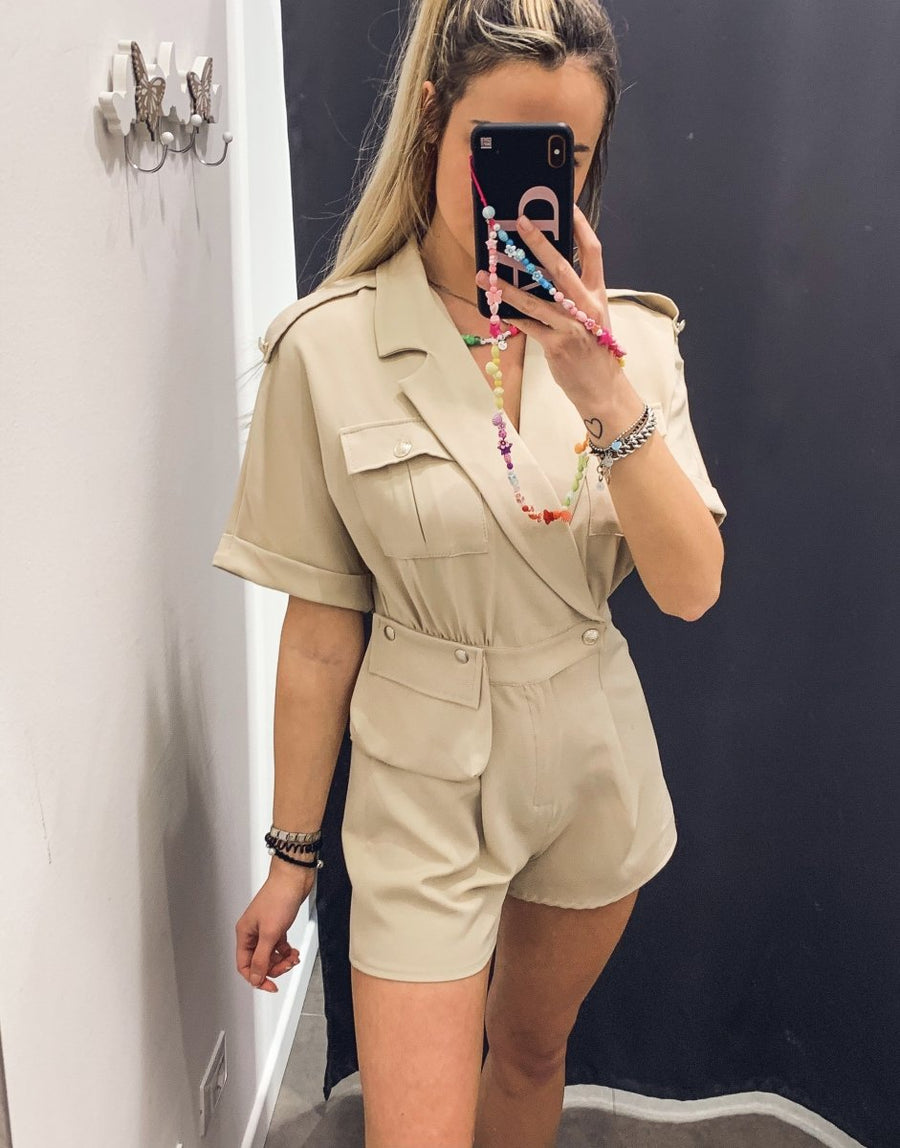 Tutina beige a maniche corte con taschino e bottoni gioiello