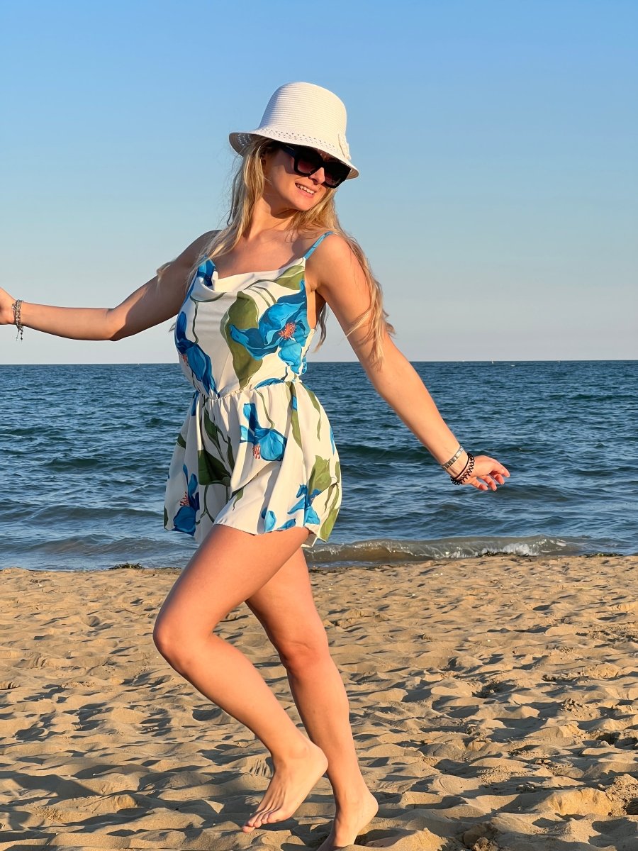 Tutina bianca con pantaloncino a farfalla e stampa floreale