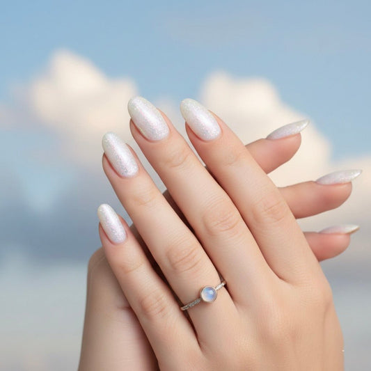Unghie Cloud Dancer: Il Bianco Nuvola Pantone 2026 Che Rivoluziona la Manicure - Follie by Alice