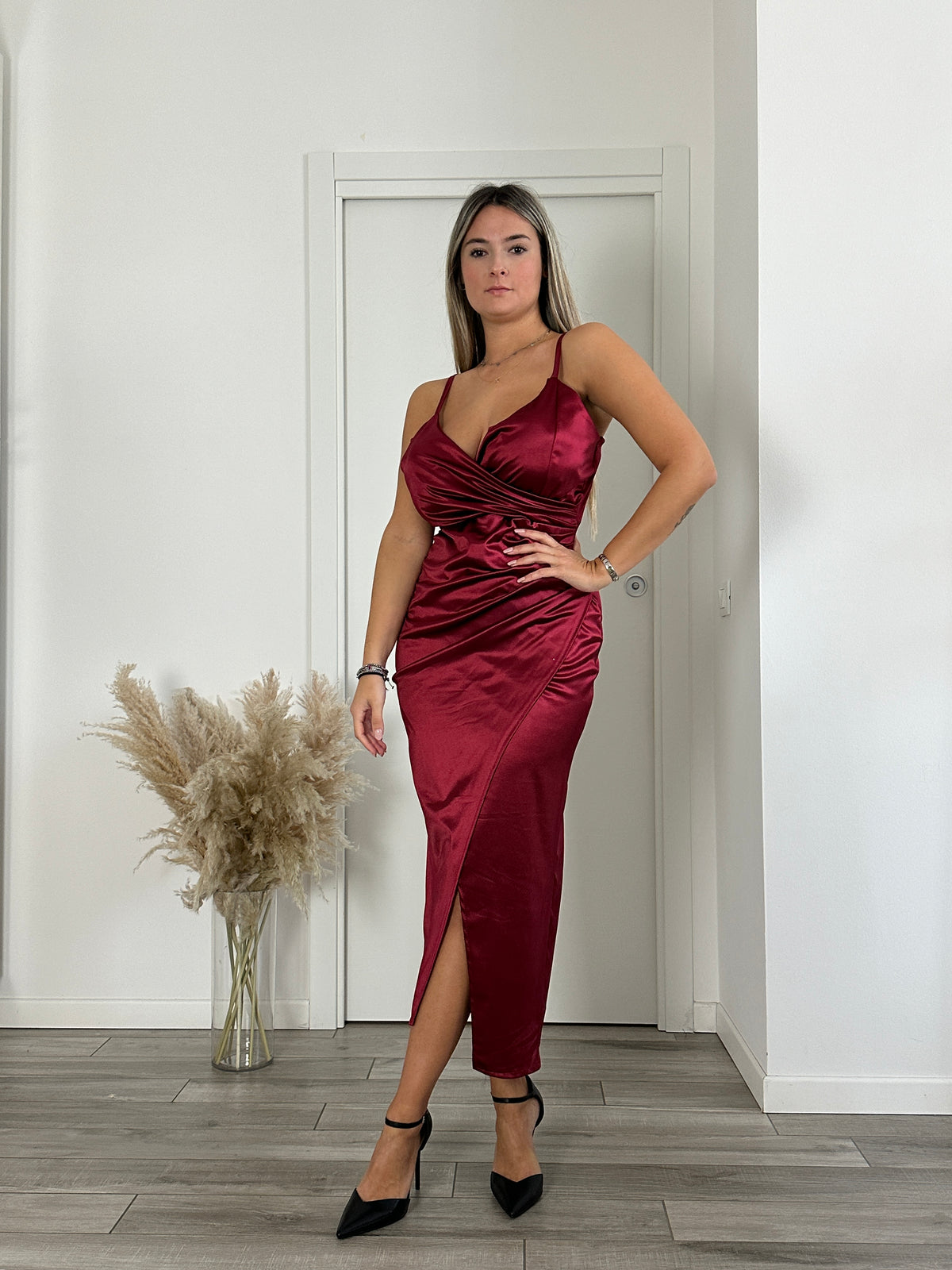 Vestito lungo drappeggiato in satin con spacco - Follie by Alice Immagine principale del prodotto