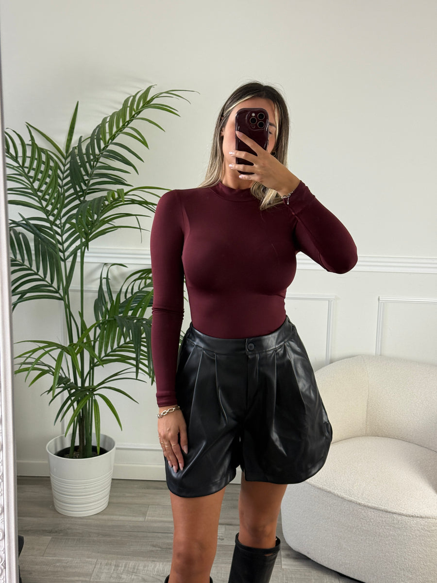 Shorts oversize effetto pelle