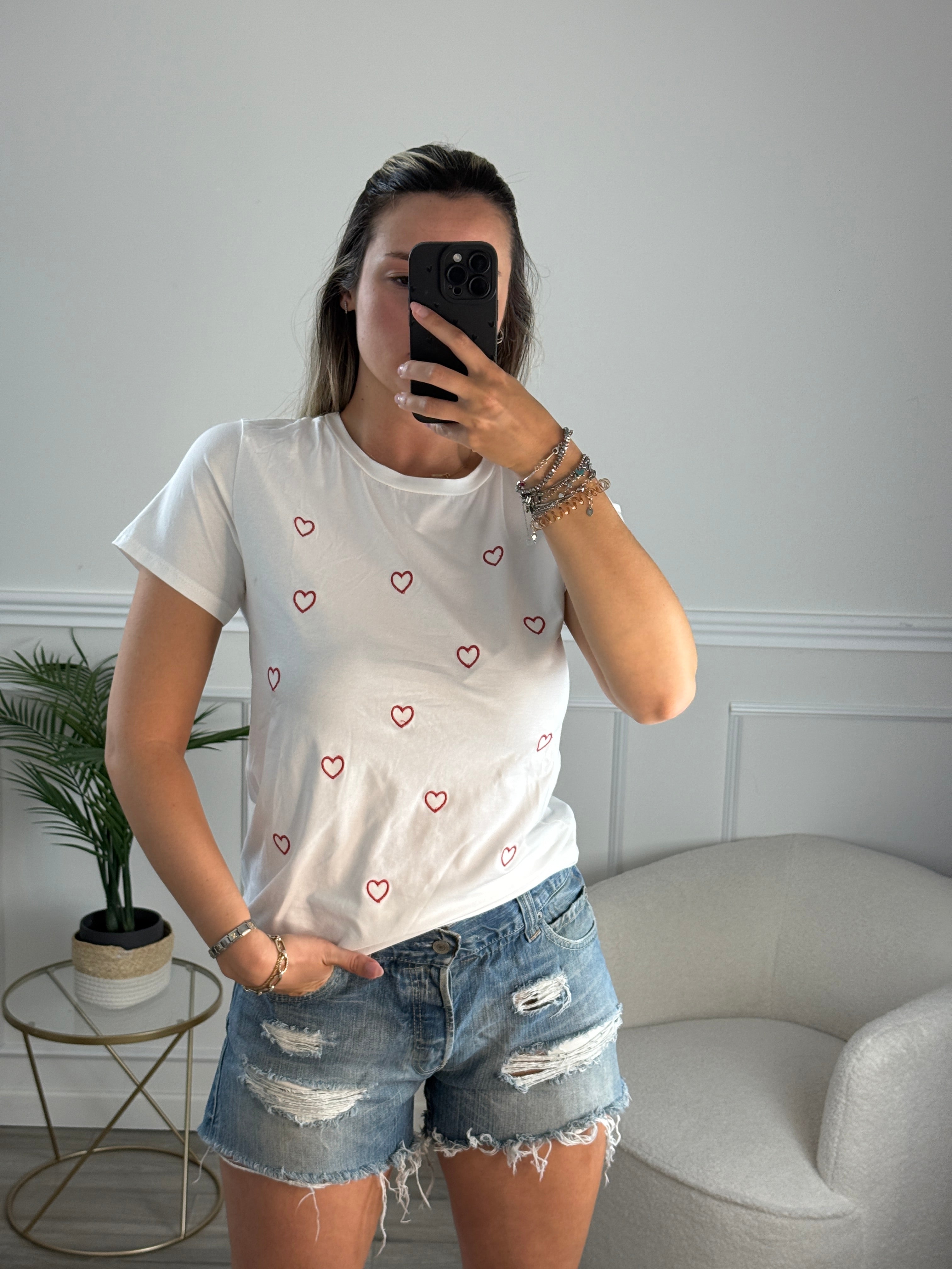 T-shirt bianca con cuoricini ricamati Immagine secondaria del prodotto