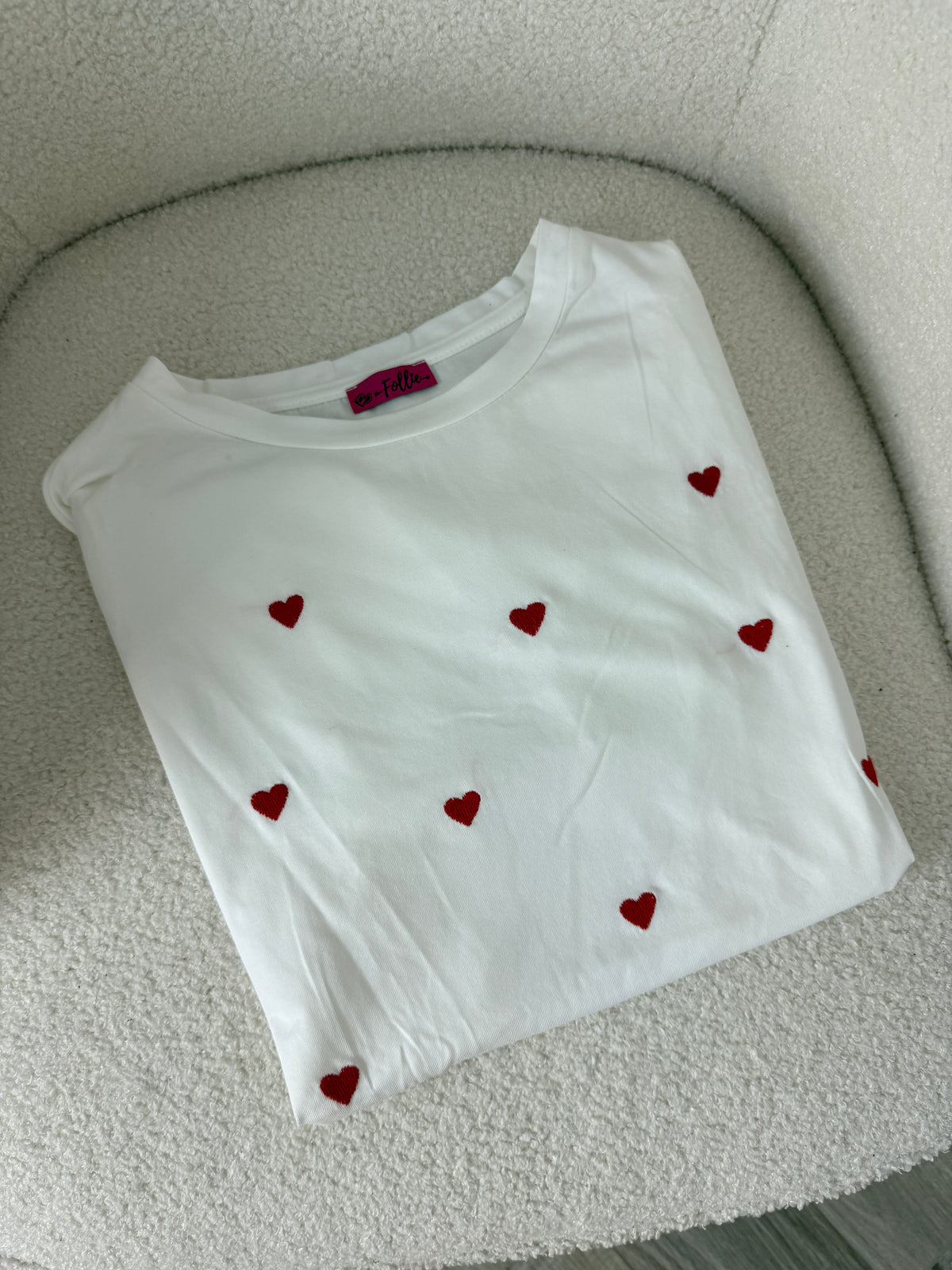 T-shirt bianca con cuoricini rossi ricamati