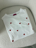 T-shirt bianca con cuoricini rossi ricamati