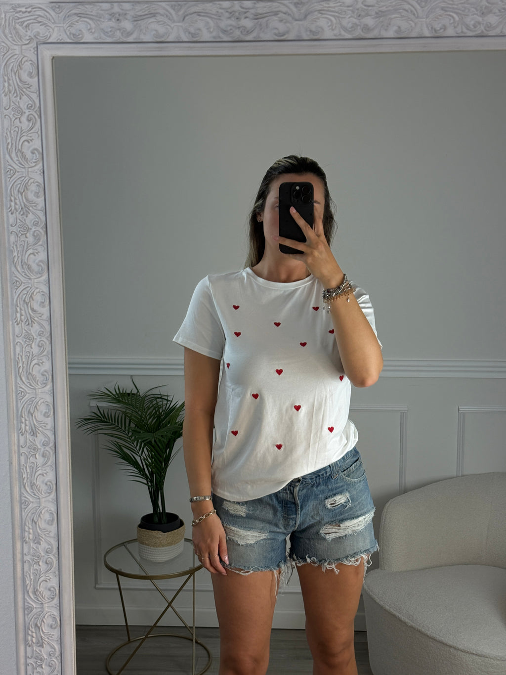 T-shirt bianca con cuoricini rossi ricamati