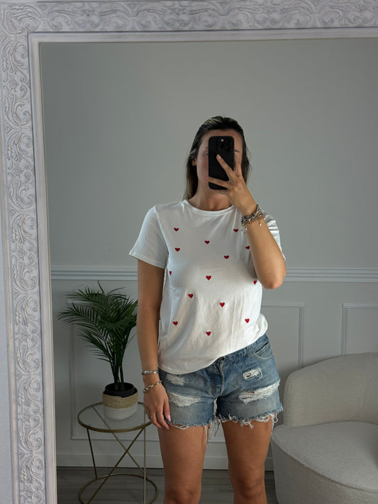 T-shirt bianca con cuoricini rossi ricamati