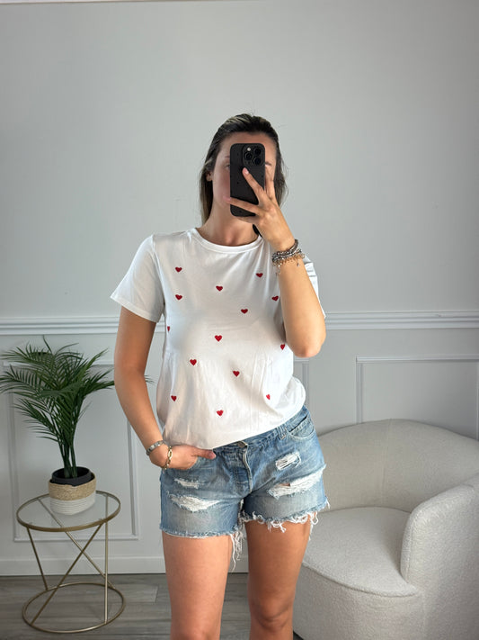 T-shirt bianca con cuoricini rossi ricamati