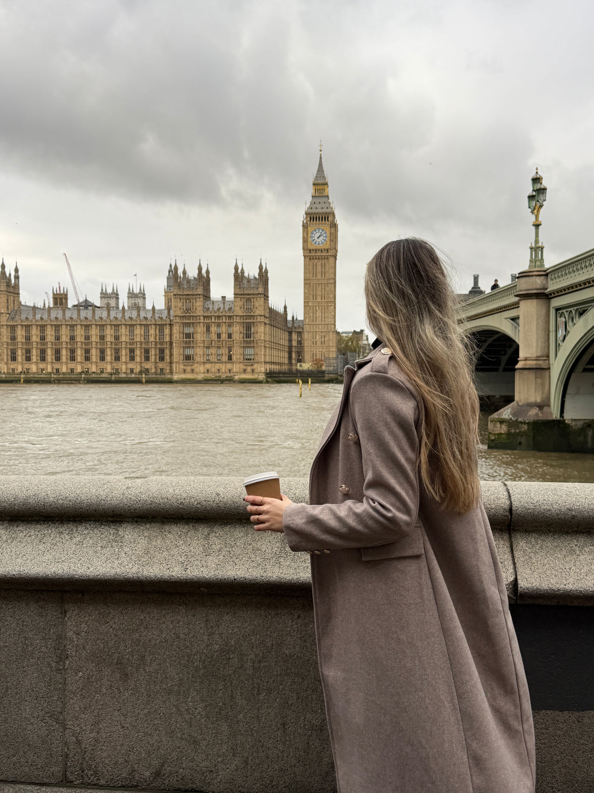 Cappotto lungo doppiopetto con bottoni gioiello
