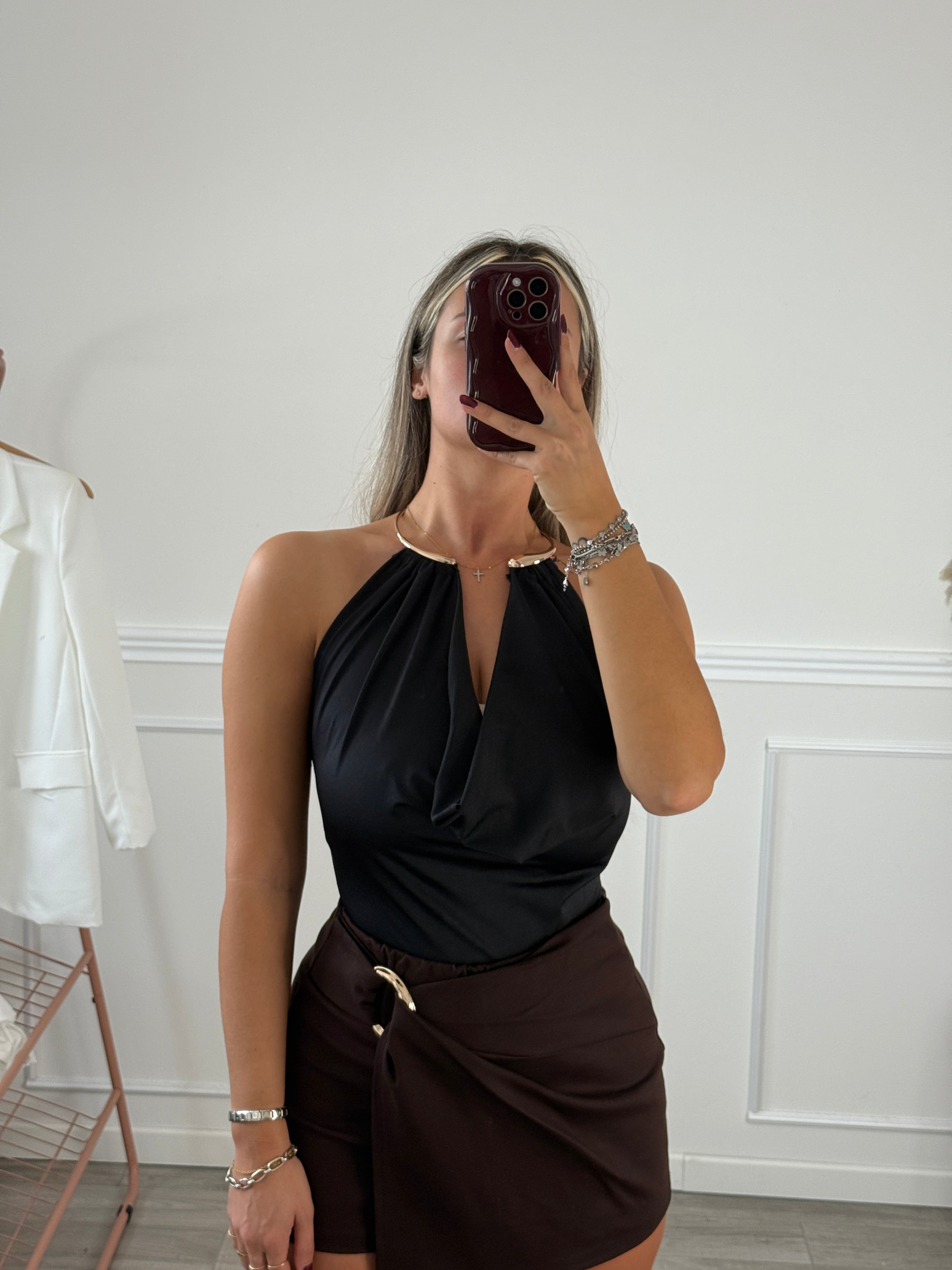 Body in raso con collo halter con collare dorato rigido