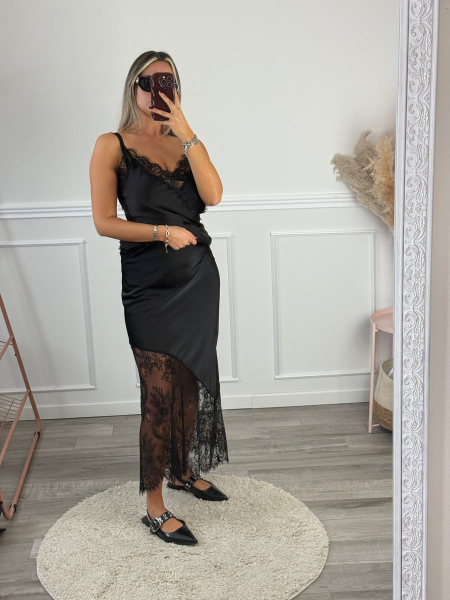 Gonna lunga in satin con ricami in pizzo – alternate