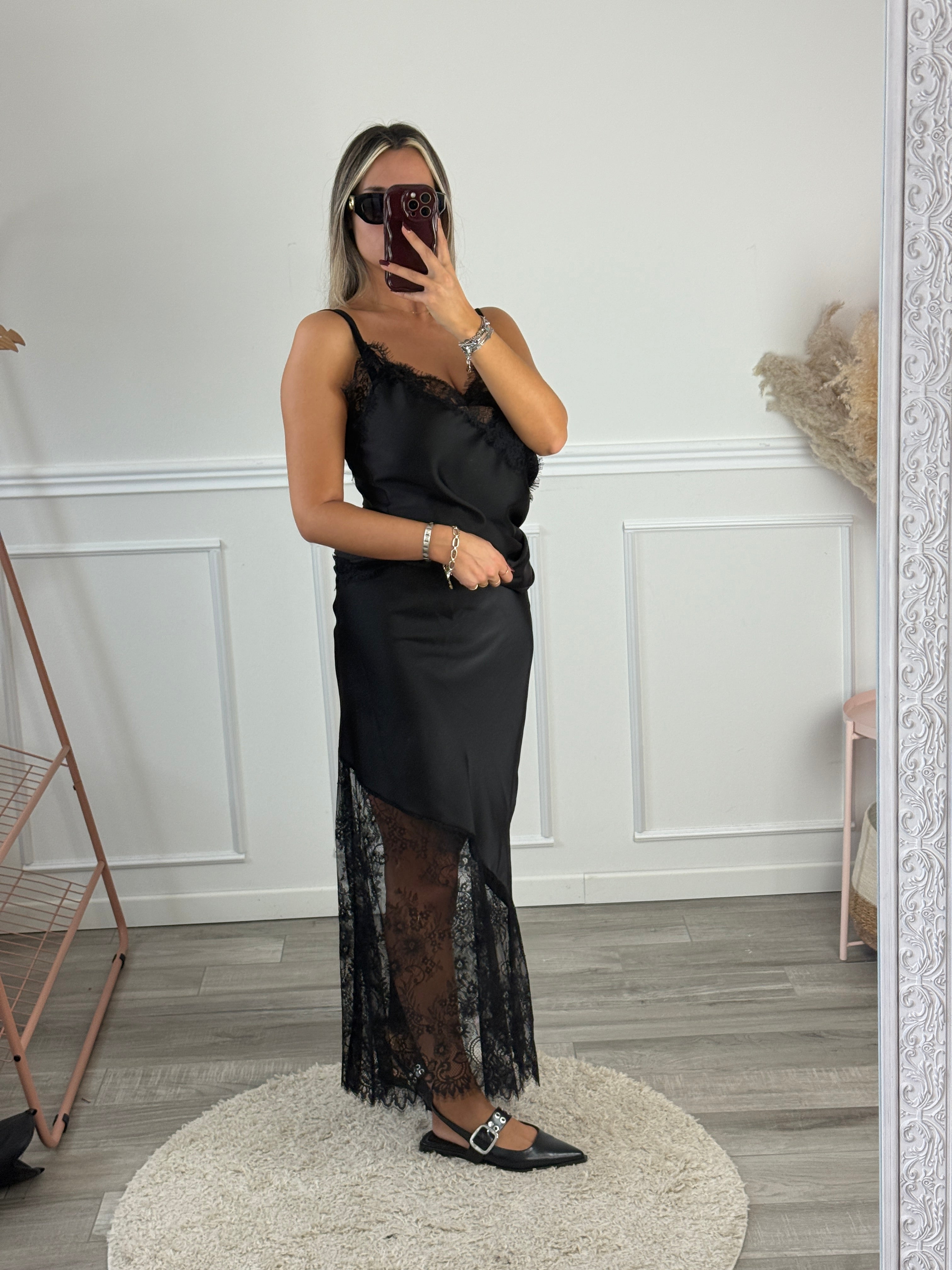 Gonna lunga in satin con ricami in pizzo