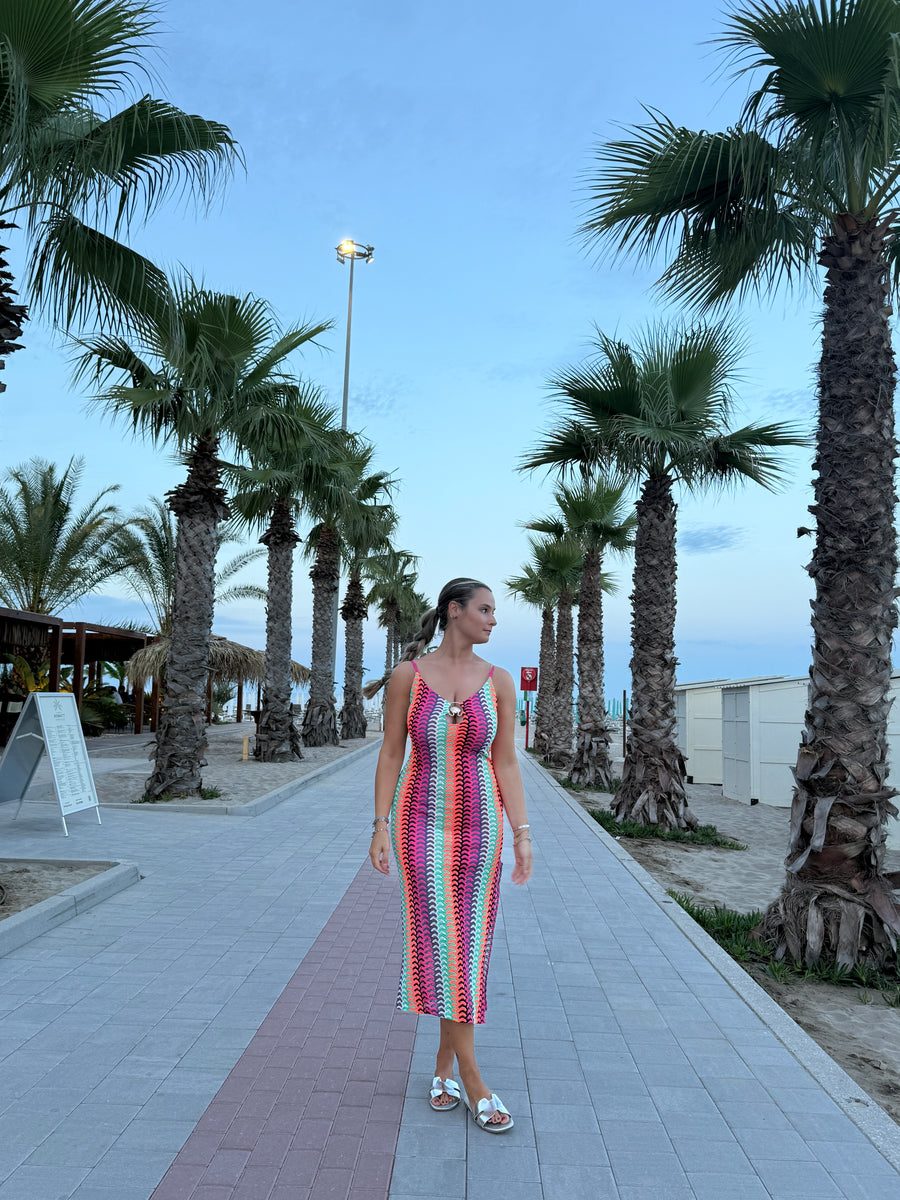 Vestito lungo multicolor con scollo a V e cut-out centrale con conchiglia dorata